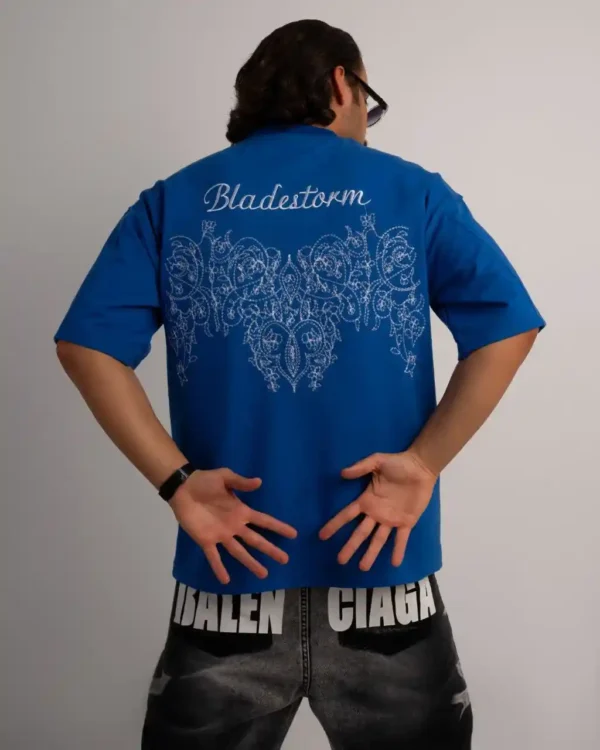 پشت تیشرت آبی Bladestorm با طراحی خاص و گلدوزی هنری