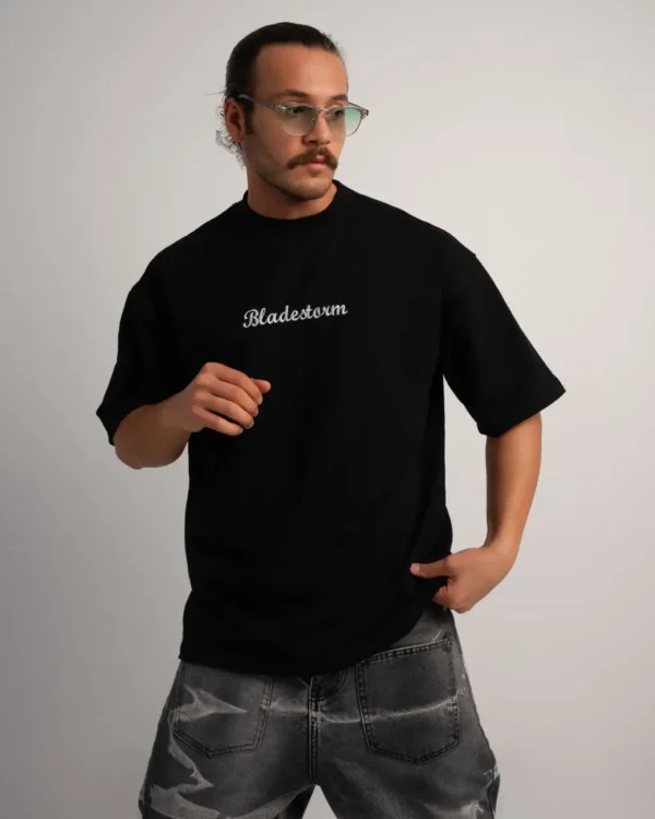 تیشرت مشکی Bladestorm با طراحی ساده و گلدوزی هنری