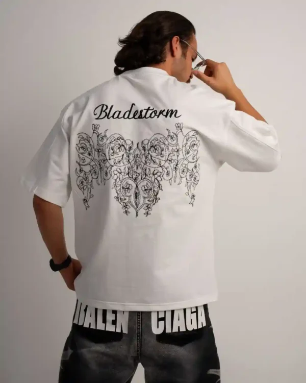 پشت تیشرت سفید Bladestorm با طراحی خاص و گلدوزی هنری